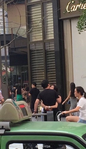 组图:豆得儿又领着思聪去逛街啦 还街头上演拥吻杀