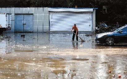长春大雨:墙根30厘米尽湿 养老院沙发变