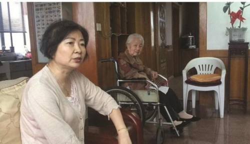 六旬儿媳伺候瘫痪婆婆18年 婆婆已达102岁高龄