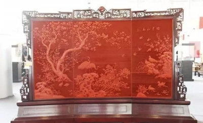雕漆《怡景和春》地屏（资料图片）