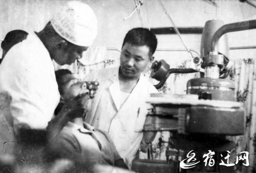 侯永兴（左一）和他的坦桑尼亚徒弟华特曼