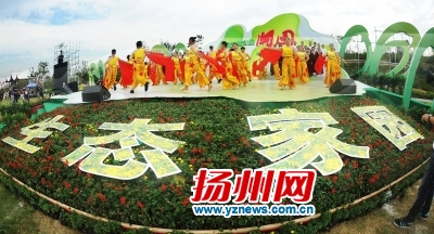 市民载歌载舞，欢庆三湾公园全面开放
