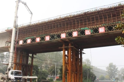连淮扬镇铁路高邮段最大跨度单孔现浇梁成功浇筑
