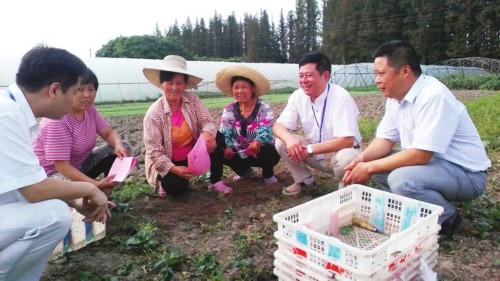 　　人民调解员深入田间地头调解矛盾纠纷