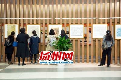 市民观看古地图展。奚军摄