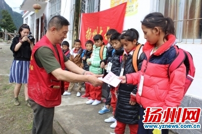 刘俊将“爱心”交到贫困学生手中。