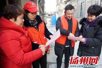 龙头关社区发放禁放告知书。