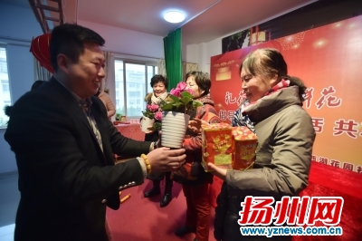 西湖花园社区建立兑换点。董辉肖静摄