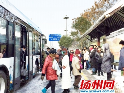 公交增加车辆确保市民出行。杨念仪摄