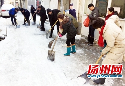 社区志愿者古巷铲雪除冰。刘青刘峰生摄