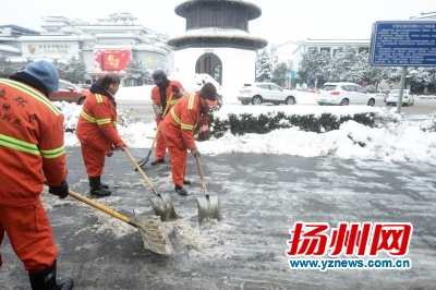 环卫工人除雪。孟德龙摄