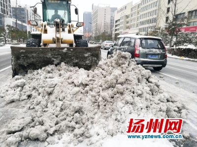 铲除道路积雪。刘江瑞摄