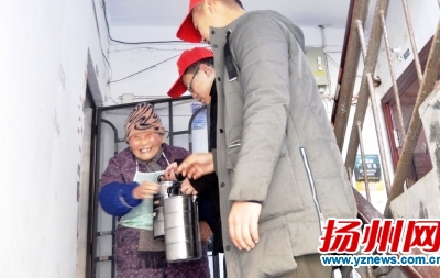 志愿者为老人送饭菜