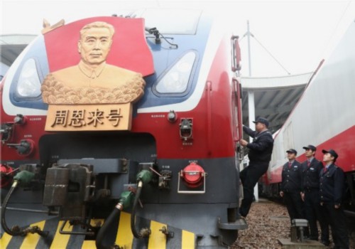 3月4日，“周恩来号”机车组成员登车准备出发。