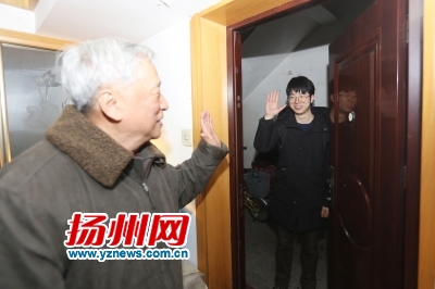 学生与吴教授依依惜别