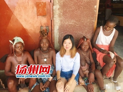 和神秘的土著部落辛巴族居民合影