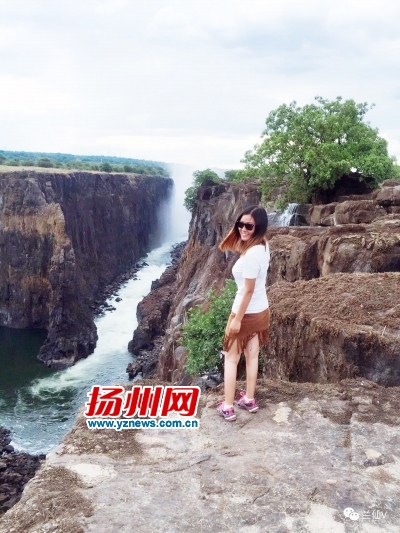 在维多利亚瀑布旁