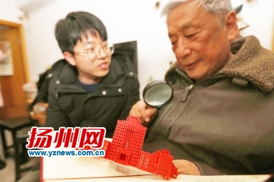 学生向教授赠送自己制作的立体贺卡