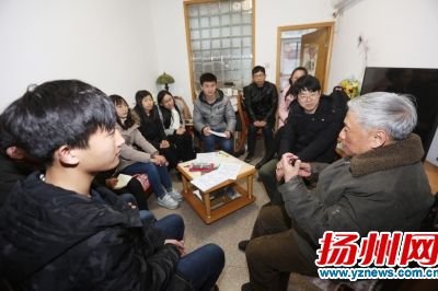 学生们围坐在吴教授家中听讲