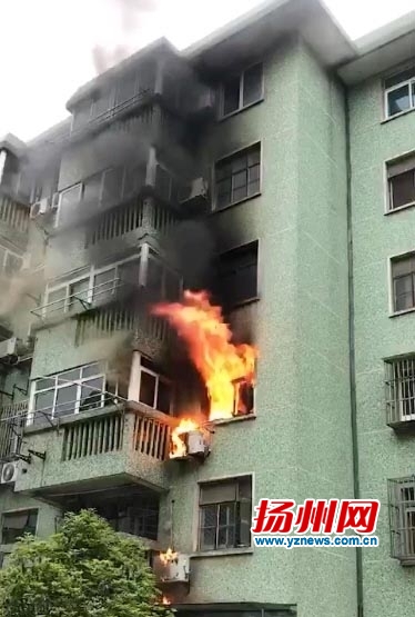 三楼窗户火势很大