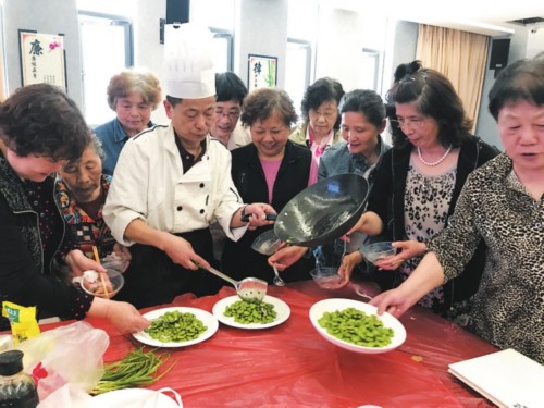 　　品尝一下时令菜