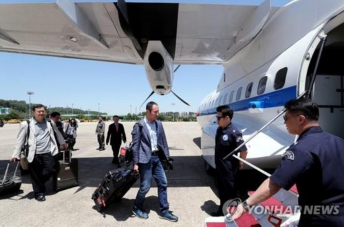 图注：韩国记者团乘坐韩国政府运输机前往朝鲜元山