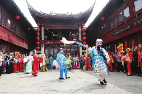　　“八仙巡游”队伍受到市民的热情追捧。□记者　张健　摄