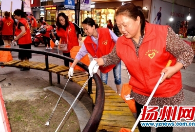 志愿者在捡垃圾。王卓周晓明摄