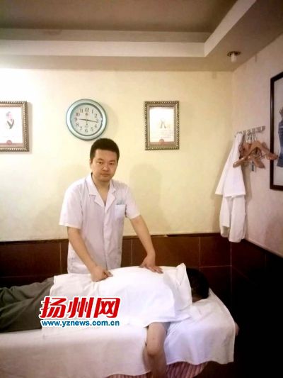 宋杨在为顾客按摩。