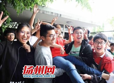 ▲最后一场考试结束了，刚走出考场，一群考生激动地将老师高高举起，齐声高喊：老师辛苦了！程曦摄