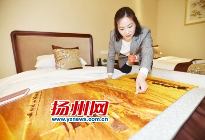 莫元花在今年全国“两会”上展示自己设计的手工乱针刺绣作品《丝路》（资料图片）