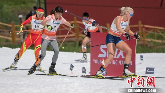图为2018国际雪联夏季越野滑雪积分赛在内蒙古开赛现场。　诺迪维 摄