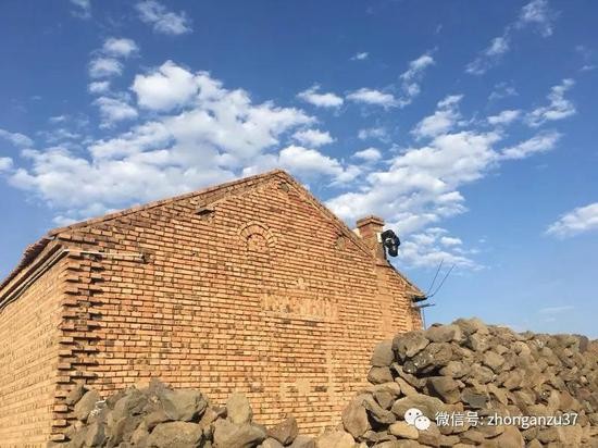 ▲村里随处可见的监控摄像头。新京报记者高敏摄