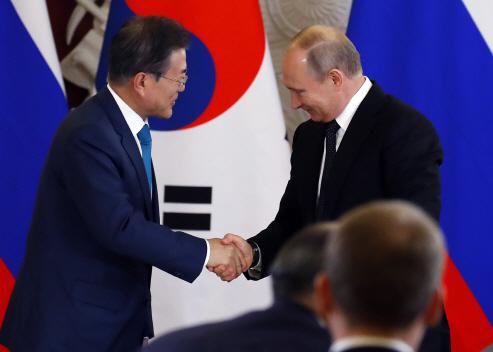 普京与文在寅发表联合声明前握手