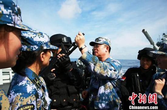  杨志亮向护航官兵讲述南沙海战情形。