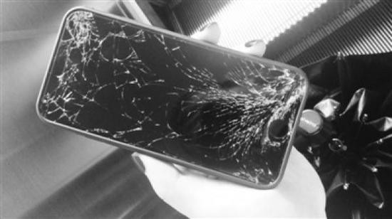 被砸坏的手机。