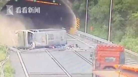 广东一大巴高速上侧翻致3死7伤 车上有多名老师