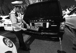 民警一小时查获三辆套牌车一驾驶员面临20日行拘