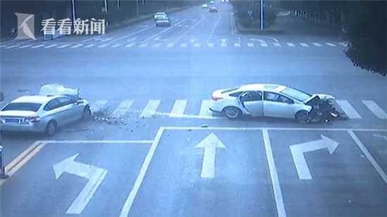 最后1秒绿灯!两车加速抢过 猛烈相撞车头粉碎