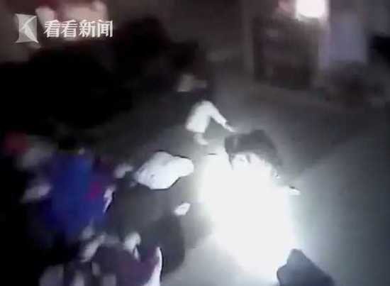 美警察被狗叫吓到连开两枪 子弹碎片击中女童眼睛