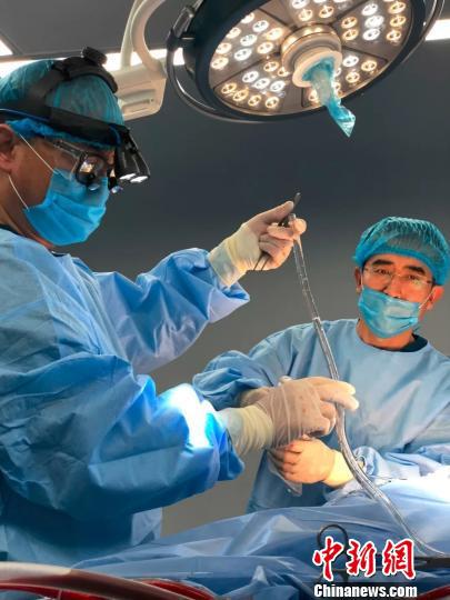 图为手术现场。　资料图 摄