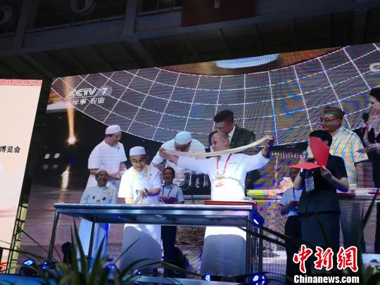 6月23日，2018中国面条博览会在兰州启幕。开幕式上，兰州牛肉面第四代传人马文斌现场表演了拉面绝活。　杨娜　摄