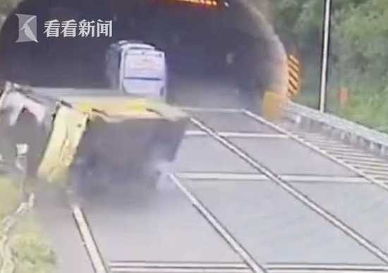 广东一大巴高速上侧翻致3死7伤 车上有多名老师