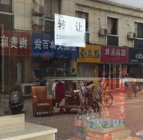 ▲童先生开的饭店几乎开不下去,只能关门或转让。图片来源:江苏电视台“南京零距离”。