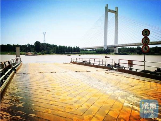  站在已拆除的北店子浮桥断桥上，上游是已经通车的齐河黄河大桥。