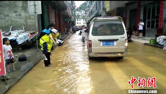 暴雨袭击广西凤山民警人力背运助学生应考
