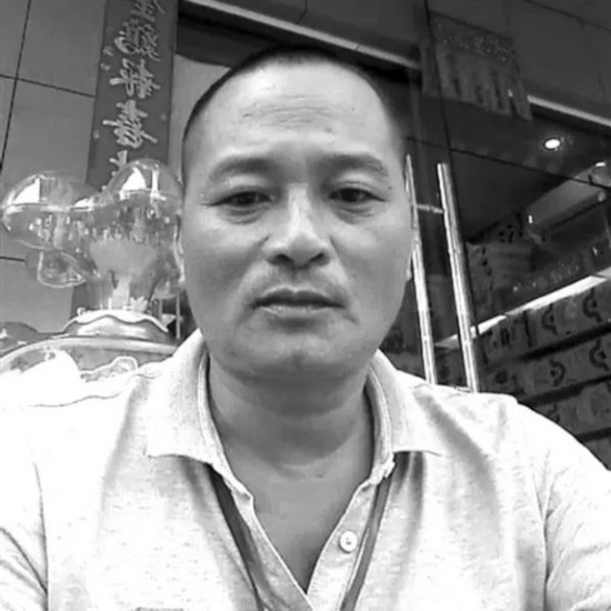 ▲因劳累猝死的海南陵水县椰林镇交通协管员陈翔生前照。愿其安息。