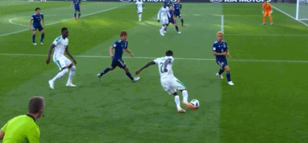 gif-塞内加尔开场展开猛攻 边路传中被日本悍将破坏