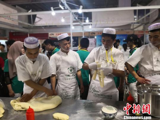 图为现场制作兰州牛肉拉面。　杨娜 摄