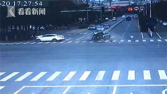 最后1秒绿灯!两车加速抢过 猛烈相撞车头粉碎